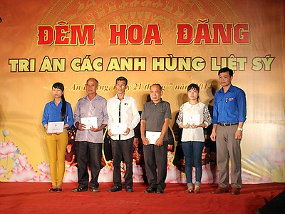 Đông đảo đoàn viên thanh niên và nhân dân huyện An Dương thắp nến tri ân các anh hùng liệt sỹ