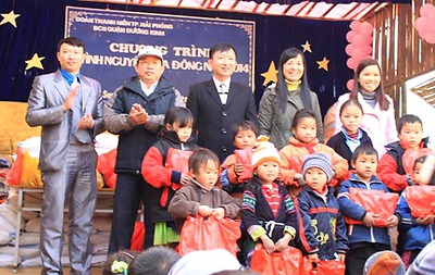 Quận Đoàn Dương Kinh tặng quà học sinh Trường Tiểu học San Sả Hồ (Lào Cai)