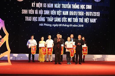Kỷ niệm 65 năm ngày truyền thống HSSV viên và Hội Sinh viên Việt Nam và trao học bổng “Thắp sáng ước mơ tuổi trẻ Việt Nam”