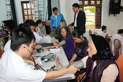 Khám, chữa bệnh và cấp phát thuốc miễn phí cho các gia đình chính sách tại huyện An Lão