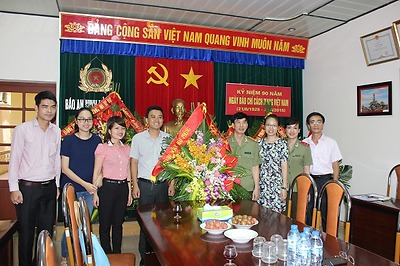 Thường trực Thành đoàn thăm, tặng quà các cơ quan báo chí nhân dịp kỷ niệm 90 năm Ngày Báo chí Cách mạng Việt Nam (21/6/1925-21/6/2015)