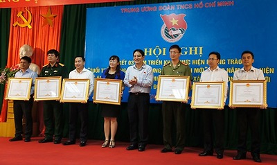 Đồng chí Trần Quang Tường- Bí thư Thành đoàn nhận Bằng khen Thủ tướng Chính phủ vì đã có thành tích xuất sắc trong phong trào 
