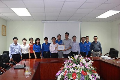 Đoàn thanh niên Tổng Công ty Xây dựng Bạch Đằng-CTCP đón nhận công trình thanh niên cấp huyện