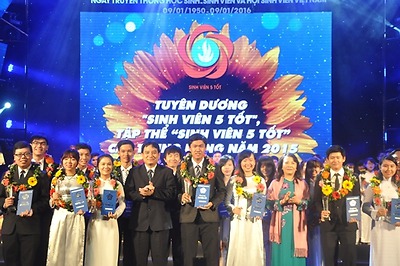 Trao giải thưởng “Sao Tháng Giêng” và danh hiệu “Sinh viên 5 tốt” năm 2015 