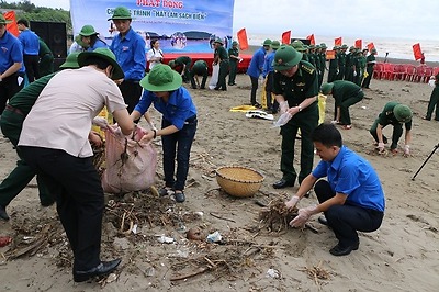 800 cán bộ, chiến sỹ, đoàn viên, thanh niên ra quân tại chương trình “Hãy làm sạch biển”