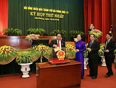 Đồng chí Nguyễn Văn Tùng được bầu giữ chức Chủ tịch UBND thành phố khóa 15