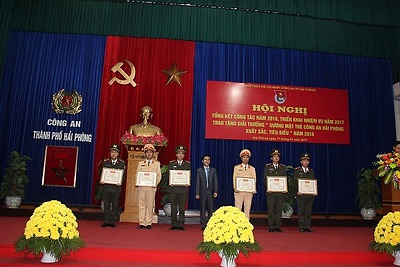 Đoàn Thanh niên Công an TP: Tổng kết công tác năm 2016, triển khai nhiệm vụ năm 2017 trao tặng giải thưởng 