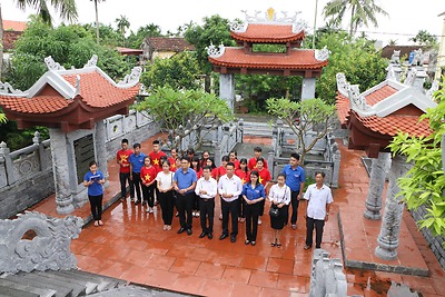 Thường trực Thành đoàn thăm, tặng quà gia đình chính sách nhân dịp kỷ niệm 70 năm Ngày Thương binh liệt sĩ