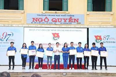 Chương trình biểu dương “Học sinh 3 tốt”, “Học sinh 3 rèn luyện” và trao giải Cuộc thi viết “Những câu chuyện đẹp tuổi 18” năm học 2017 – 2018