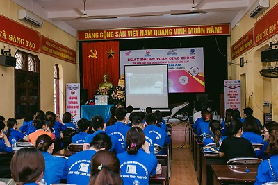 Ngày hội An toàn giao thông tìm hiểu Luật Giao thông đường bộ và kỹ năng lái xe an toàn cho 100 đoàn viên thanh niên trên địa bàn quận.