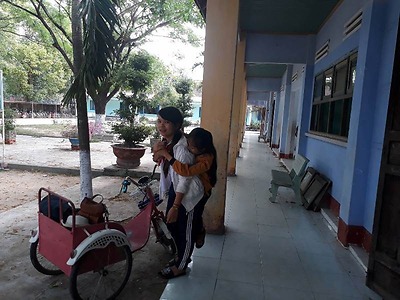 Gương người tốt việc tốt: Bùi Thị Minh Hạnh – Gương học sinh cõng bạn đến trường suốt 6 năm học