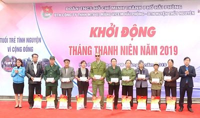 Tặng quà cựu Thanh niên xung trên địa bàn huyện Thủy Nguyên