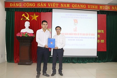 Trao danh sách đoàn viên ưu tú cho cấp ủy Đảng nhân dịp Kỷ niệm 89 năm Ngày thành lập Đảng Cộng sản Việt Nam