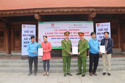 Trao tặng quà cho cựu TNXP có hoàn cảnh khó khăn; Trao danh sách đoàn viên ưu tú cho cấp ủy đảng nhân dịp kỷ niệm 90 năm Ngày thành lập Đảng Cộng sản Việt Nam