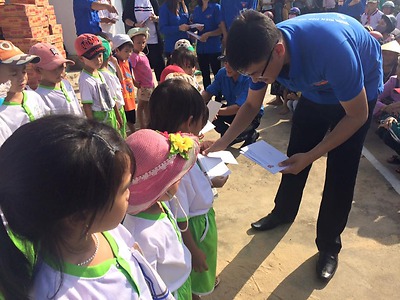 Chương trình trao tặng quà cho đồng bào miền Trung bị ảnh hưởng bởi lũ lụt tại xã Quảng Phú, huyện Quảng Trạch, tỉnh Quảng Bình