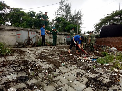 Đoàn thanh niên quận phối hợp với các đơn vị lực lượng vũ trang trên địa bàn tổ chức vệ sinh môi trường