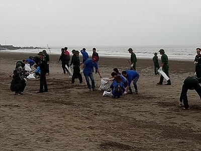 Ra quân dọn vệ sinh bãi biển hưởng ứng phong trào tuổi trẻ chung tay xây dựng văn minh đô thị.