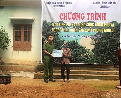 Chương trình “Trao kinh phí hỗ trợ xây dựng công trình phụ và hỗ trợ phát triển sản xuất cho hộ nghèo”