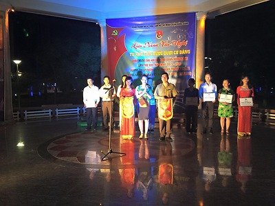 Liên hoan văn nghệ chủ đề “Tự hào tiến bước dưới cờ Đảng” quận Hồng Bàng năm 2015