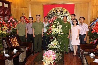 Thường trực Thành đoàn chúc mừng các chiến sỹ CAND nhân dịp 70 năm Ngày truyền thống Công an Nhân dân Việt Nam 