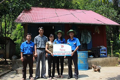 Tuổi trẻ Hải Phòng chung tay giúp đỡ nhân dân bị ngập lụt tại xã Việt Hải