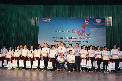Thành đoàn phối hợp với Kienlongbank - Chi nhánh Hải Phòng trao 200 suất học bổng cho học sinh THPT