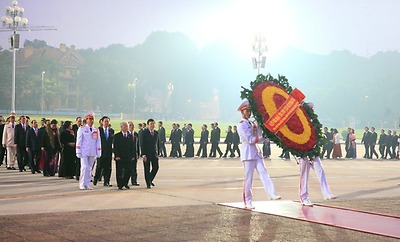 Các đại biểu dự Đại hội Đảng toàn quốc lần thứ XII viếng Chủ tịch Hồ Chí Minh
