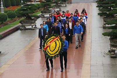 Thường trực Thành đoàn dâng hương tại Tượng đài Nữ tướng Lê Chân, Đài tưởng niệm các anh hùng liệt sĩ thành phố và Nhà tưởng niệm lãnh tụ Nguyễn Đức Cảnh