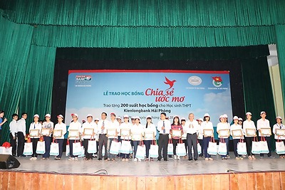 Thành đoàn phối hợp với Kienlongbank - Chi nhánh Hải Phòng trao 200 suất học bổng 