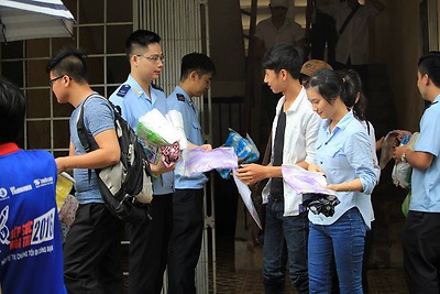 TIẾP SỨC MÙA THI 2016: Đoàn Thanh niên Cục Hải quan thành phố “đội mưa” hỗ trợ thí sinh làm thủ tục dự thi.