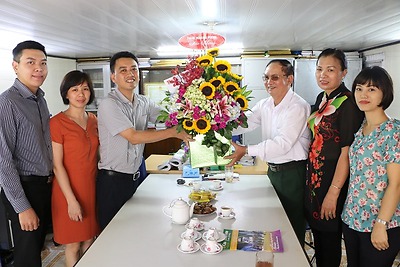 Thường trực Thành đoàn tặng hoa chúc mừng Hội Cựu TNXP nhân dịp kỷ niệm 66 năm ngày truyền thống lực lượng TNXP Việt Nam