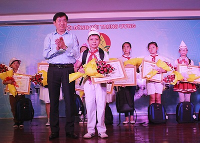 Thí sinh Lê Việt Hòa (Trường Tiểu học Lê Hồng Phong, quận Ngô Quyền, TP Hải Phòng) đạt giải Nhì Hội thi “Phụ trách sao giỏi” toàn quốc 2016 