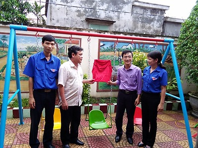 Quận đoàn Hồng Bàng: Trao tặng hỗ trợ điểm vui chơi cho thiếu nhi trên địa bàn huyện Tiên Lãng