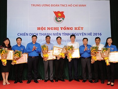 Thành đoàn Hải Phòng nhận Bằng khen có thành tích xuất sắc trong triển khai chiến dịch Thanh niên tình nguyện hè năm 2016