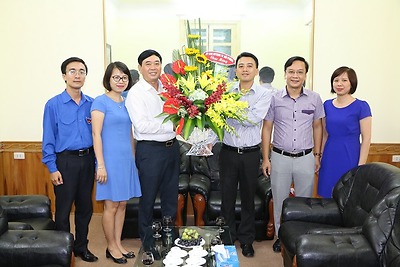Ủy ban MTTQ Việt Nam thành phố tặng hoa chúc mừng Hội LHTN Việt Nam thành phố nhân dịp kỷ niệm 60 năm Ngày truyền thống Hội LHTN Việt Nam