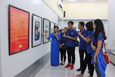 80 đoàn viên, thanh niên tham gia khai mạc triển lãm ảnh kỷ niệm 70 năm ngày truyền thống lực lượng vũ trang thành phố.