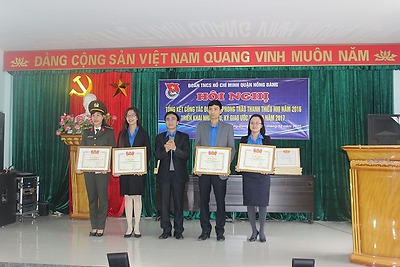 Quận đoàn Hồng Bàng: Tổng kết công tác Đoàn và phong trào thanh thiếu nhi năm 2016, triển khai nhiệm vụ, ký giao ước thi đua năm 2017