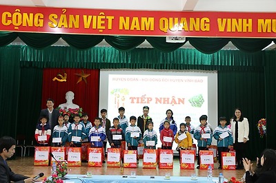 Thường trực Thành đoàn thăm và tặng quà trẻ mồ côi, thiếu nhi có hoàn cảnh khó khăn