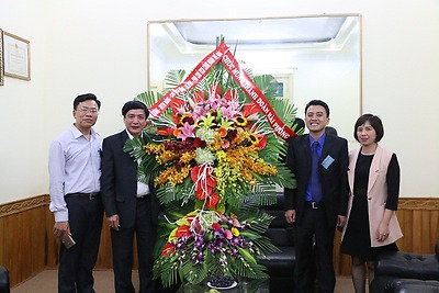 Chủ tịch Tổng Liên đoàn Lao động Việt Nam tặng hoa chúc mừng Thành đoàn Hải Phòng nhân kỷ niệm 86 năm Ngày thành lập Đoàn TNCS Hồ Chí Minh