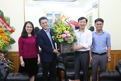 Lãnh đạo Quận Dương Kinh tặng hoa chúc mừng Thành đoàn Hải Phòng nhân kỷ niệm 86 năm Ngày thành lập Đoàn TNCS Hồ Chí Minh
