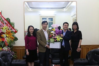 Lãnh đạo Ban Dân vận Thành ủy tặng hoa chúc mừng Thành đoàn Hải Phòng nhân kỷ niệm 86 năm Ngày thành lập Đoàn TNCS Hồ Chí Minh 