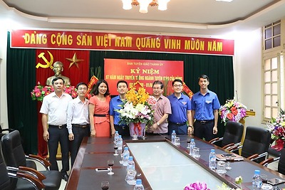 Thường trực Thành đoàn tặng hoa chúc mừng Ban Tuyên giáo Thành ủy nhân kỷ niệm 87 năm Ngày truyền thống ngành Tuyên giáo của Đảng