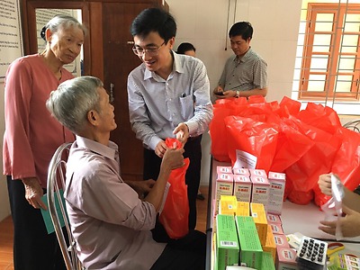 Công trình thanh niên “Thăm, tặng quà 700 gia đình chính sách, người có công trên địa bàn thành phố”