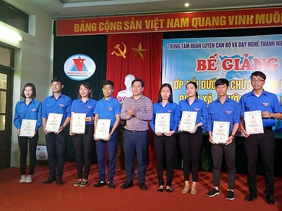 Bế giảng lớp bồi dưỡng kỹ năng, nghiệp vụ cán bộ Đoàn xã, phường năm 2018