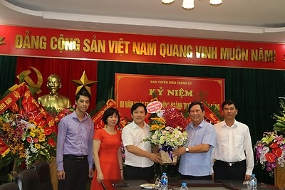 Thường trực Thành đoàn tặng hoa chúc mừng Ban Tuyên giáo Thành ủy nhân Kỷ niệm 88 năm Ngày truyền thống