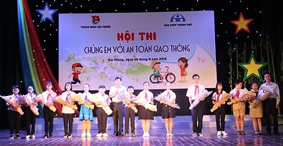 Hội thi “Chúng em với an toàn giao thông”