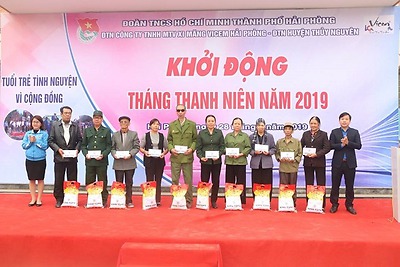 Tặng quà cựu Thanh niên xung trên địa bàn huyện Thủy Nguyên