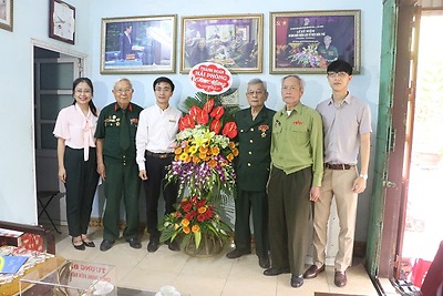Thành đoàn thăm, tặng quà Hội Truyền thống Chiến sĩ Điện Biên Phủ thành phố Hải Phòng