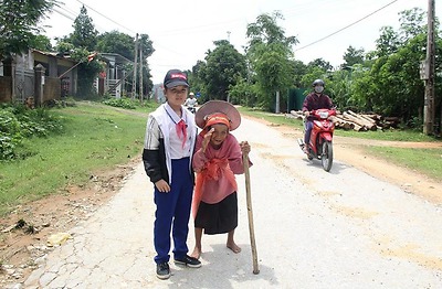 Cảm động bé gái lớp 5 trích tiền thưởng học sinh xuất sắc biếu cụ bà đi bộ lang thang trên đường