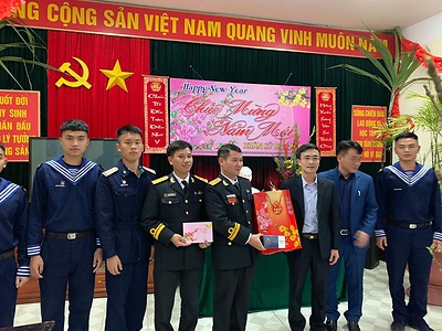 Thường trực Thành đoàn thăm, tặng quà chúc Tết đơn vị Hải đội 4, Vùng 1 Hải Quân và Đội tàu Bạch Long